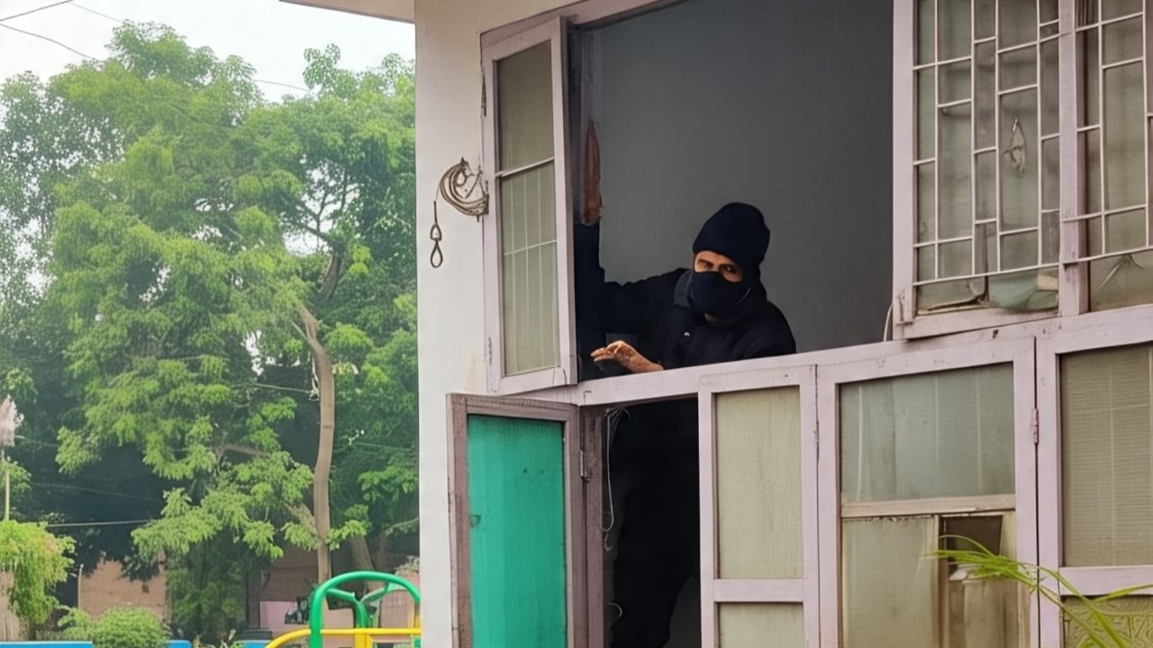 जानकीपुरम में की एक करोड़ की चोरी, चोरों ने खाया मेवा और बीड़ी पीकर हुए फरार जानकीपुरम में की एक करोड़ की चोरी, चोरों ने खाया मेवा और बीड़ी पीकर हुए फरार