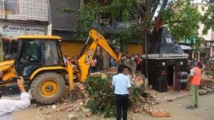संभल में इस बार हनुमान और शनि मंदिर पर चला बुलडोजर, अतिक्रमण पर एक्शन संभल में इस बार हनुमान और शनि मंदिर पर चला बुलडोजर, अतिक्रमण पर एक्शन