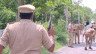 इटावा में कथावाचकों पर FIR के खिलाफ हिंसक प्रदर्शन, पथराव के बाद दरोगा ने लहराई पिस्टल