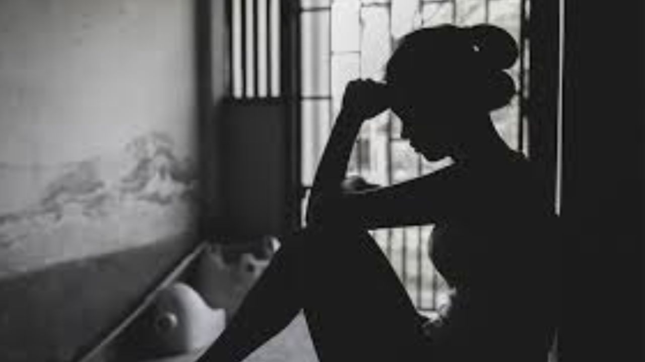 UP: ‘प्यार का झांसा देकर लड़कियों को फंसाता था, फिर मौलाना के कहने पर बेचता था’ UP: ‘प्यार का झांसा देकर लड़कियों को फंसाता था, फिर मौलाना के कहने पर बेचता था’