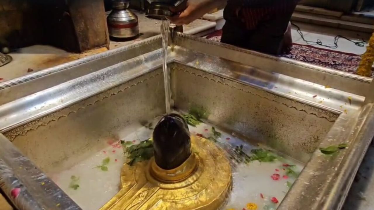 भीषण गर्मी में बाबा का गुलाबजल और ठंडई से अभिषेक, काशी-विश्वनाथ के दरबार में हुए ये अनुष्ठान; Photos