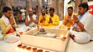 अहमदाबाद विमान हादसे में जान गंवाने वालों को श्रद्धांजलि… काशी विश्वनाथ में हुआ शांति पाठ, दशाश्वमेध घाट पर 1100 दीप जलाए अहमदाबाद विमान हादसे में जान गंवाने वालों को श्रद्धांजलि… काशी विश्वनाथ में हुआ शांति पाठ, दशाश्वमेध घाट पर 1100 दीप जलाए