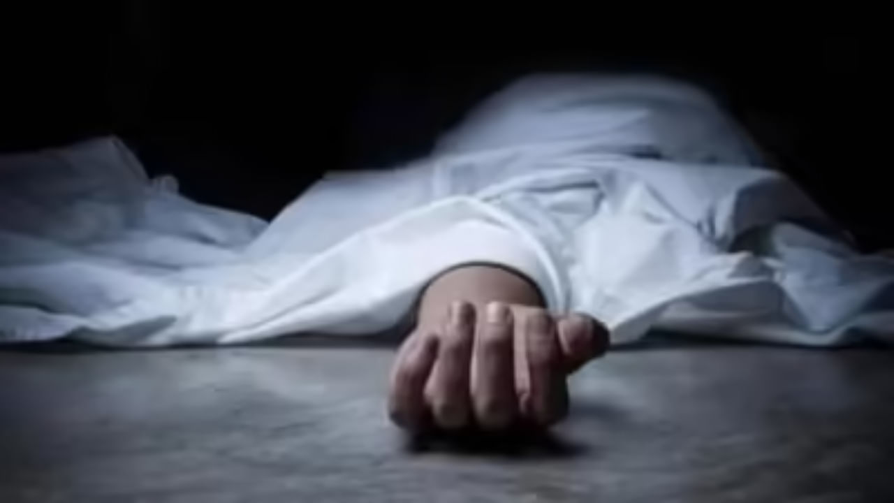 कौशांबी में रिश्ते का कत्ल, माचिस न देने पर कर दिया खून… सनकी भाई ने बहन को कुल्हाड़ी से काटा कौशांबी में रिश्ते का कत्ल, माचिस न देने पर कर दिया खून… सनकी भाई ने बहन को कुल्हाड़ी से काटा