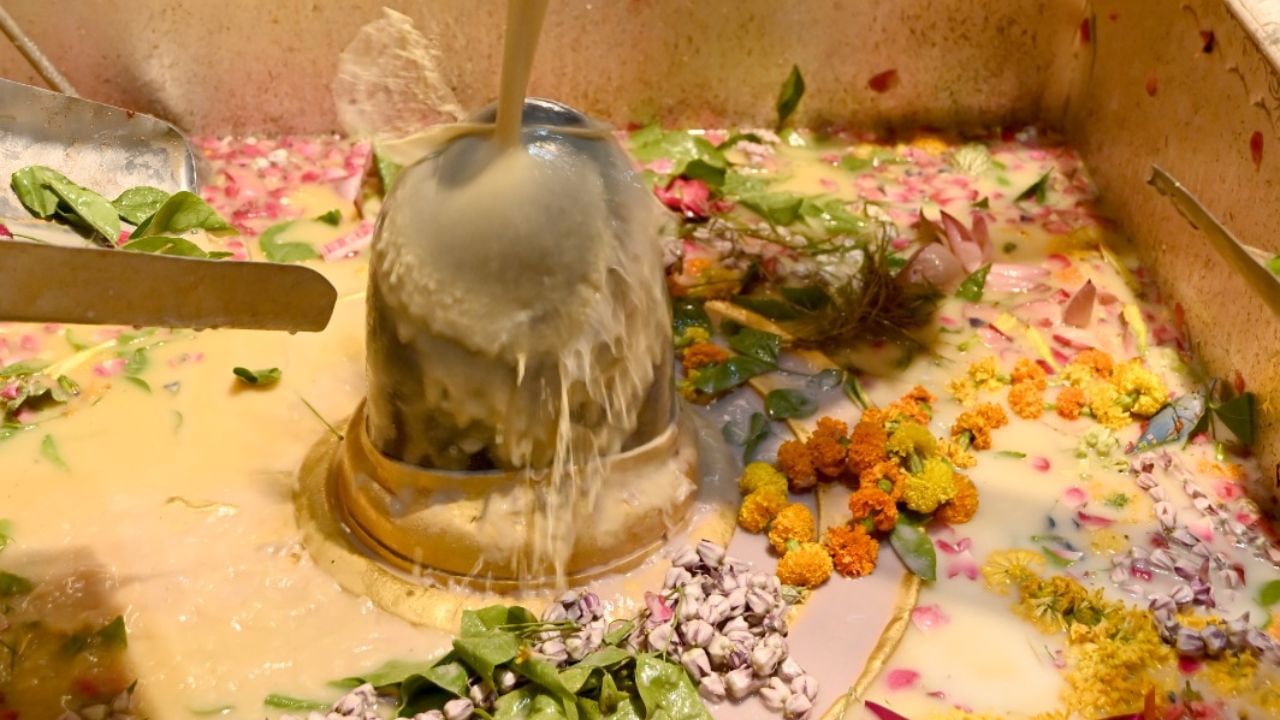 भीषण गर्मी में बाबा का गुलाबजल और ठंडई से अभिषेक, काशी-विश्वनाथ के दरबार में हुए ये अनुष्ठान; Photos