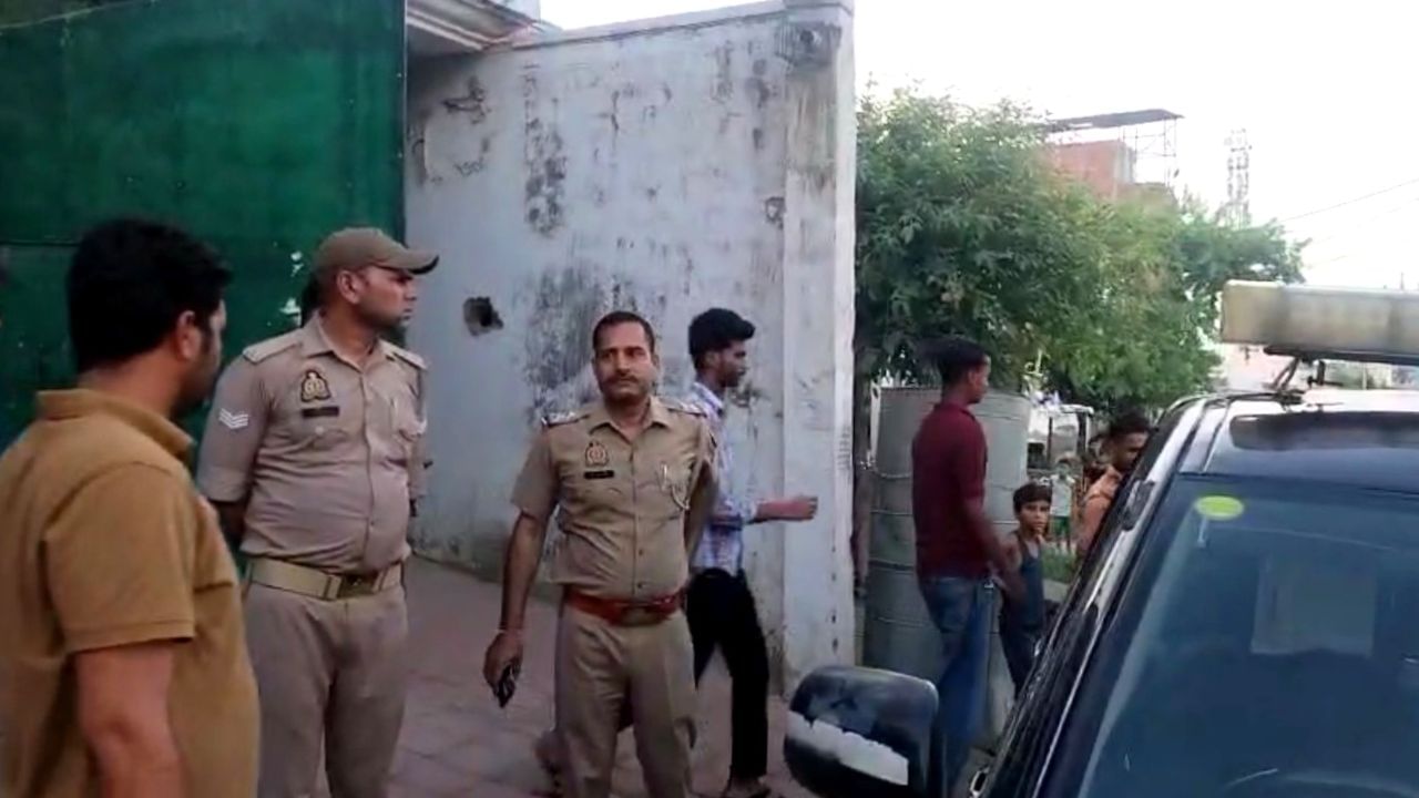 पत्नी पर था अफेयर का शक , पीछा करते-करते होटल पहुंचा पति; फिर जो हुआ… पत्नी पर था अफेयर का शक , पीछा करते-करते होटल पहुंचा पति; फिर जो हुआ…
