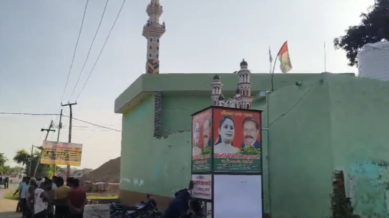 कल्कि धाम से सटे मस्जिद को खुद अपने हाथों से तोड़ रहे लोग, क्या है पूरा मामला?