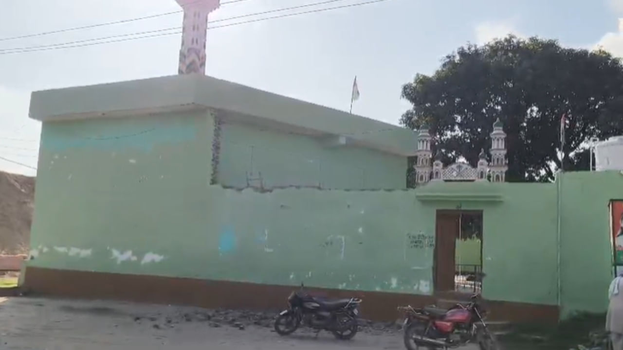 कल्कि धाम से सटे मस्जिद को खुद अपने हाथों से तोड़ रहे लोग, क्या है पूरा मामला?