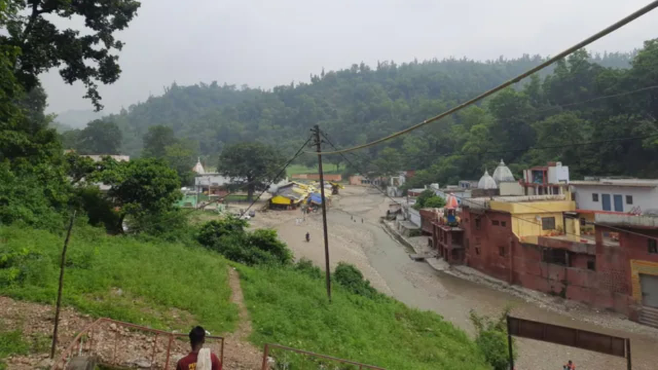 शाकंभरी देवी इलाके में घुसा पानी, श्रद्धालुओं की अटकी सांसें; प्रशासन ने संभाला मोर्चा शाकंभरी देवी इलाके में घुसा पानी, श्रद्धालुओं की अटकी सांसें; प्रशासन ने संभाला मोर्चा