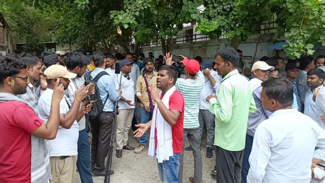 प्रयागराज में PGT अभ्यर्थियों का प्रदर्शन शुरू, जानिए क्या है वजह