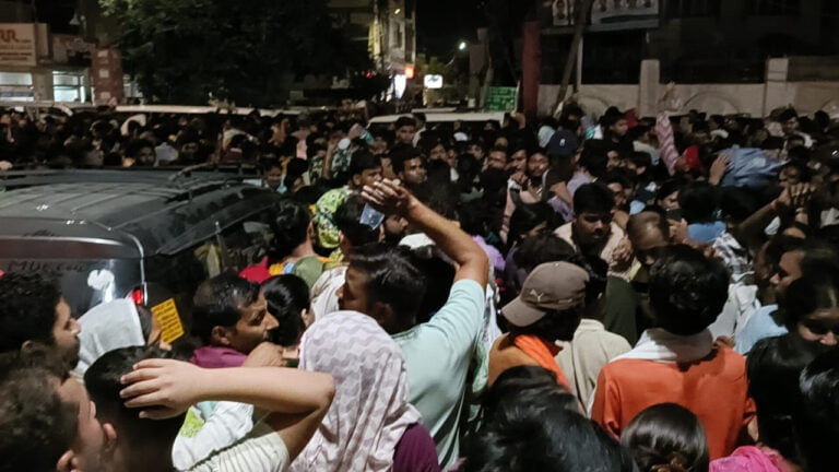 वृंदावन की ट्रैफिक व्यवस्था बेहाल, भीड़ में दबे श्रद्धालु