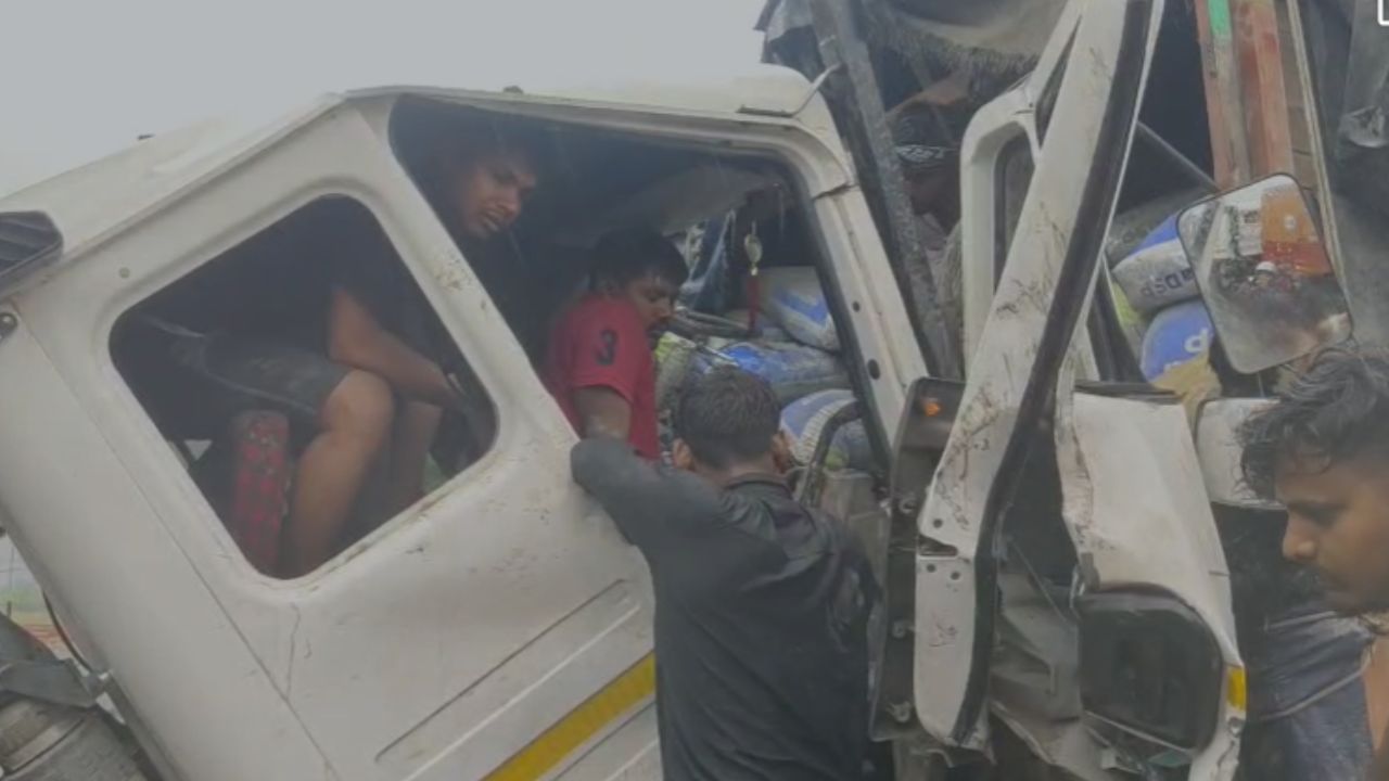 सड़क हादसे में बुलंदशहर में 5 तो आगरा में 6 की मौत, ट्रेन का एसी खराब होने पर यात्री ने तोड़ा दम, UP की टॉप9 खबरें सड़क हादसे में बुलंदशहर में 5 तो आगरा में 6 की मौत, ट्रेन का एसी खराब होने पर यात्री ने तोड़ा दम, UP की टॉप9 खबरें