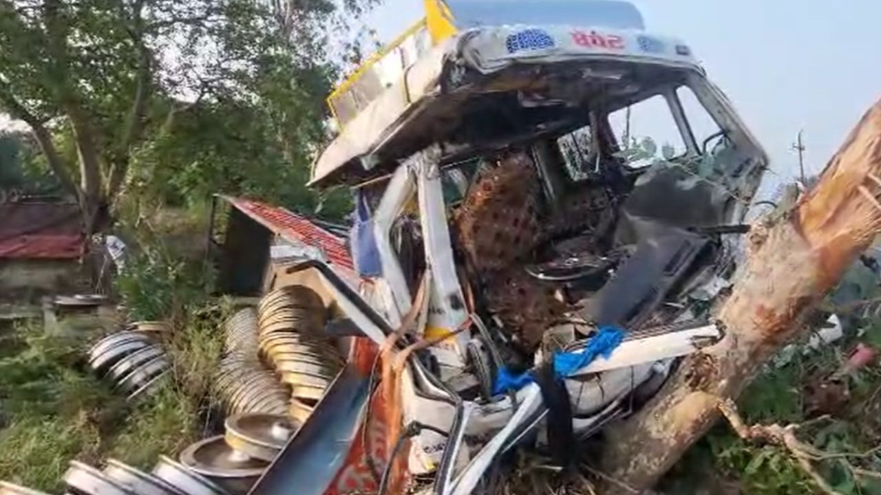 नींद का झोंका आया और पेड़ से टकरा गया ट्रक, ड्राइवर समेत 3 की मौत; मचा हड़कंप नींद का झोंका आया और पेड़ से टकरा गया ट्रक, ड्राइवर समेत 3 की मौत; मचा हड़कंप