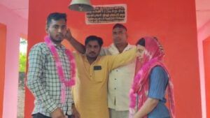गजब! प्रेमिका से मिलने खेत में पहुंचा था बॉयफ्रेंड… गांववालों ने मंदिर में करा दी शादी गजब! प्रेमिका से मिलने खेत में पहुंचा था बॉयफ्रेंड… गांववालों ने मंदिर में करा दी शादी