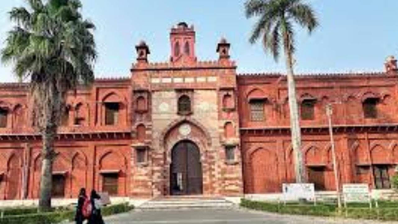 ‘हक मांग रहे भीख नहीं…’ संविधान लेकर मार्च, PM मोदी और CM योगी को राखी; AMU में क्यों आंदोलन पर उतरी छात्राएं? ‘हक मांग रहे भीख नहीं…’ संविधान लेकर मार्च, PM मोदी और CM योगी को राखी; AMU में क्यों आंदोलन पर उतरी छात्राएं?