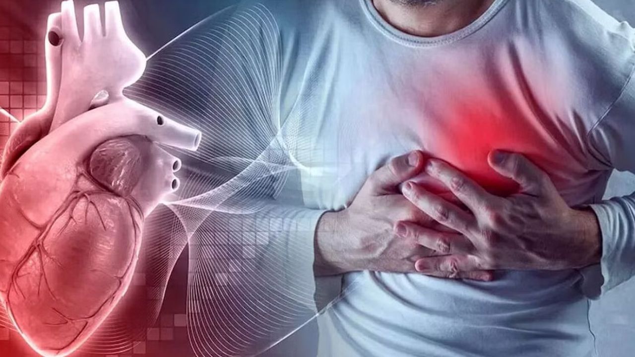 एक बार छोड़ी तो फिर ना लौटी सांस… अमरोहा में योगा करते समय गिरे टीचर, हो गई मौत एक बार छोड़ी तो फिर ना लौटी सांस… अमरोहा में योगा करते समय गिरे टीचर, हो गई मौत