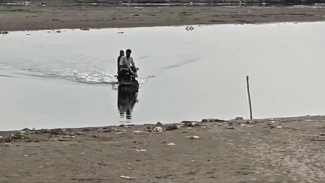 यमुना नदी के बीच में फंस गए बाइक सवार दंपत्ति; 5 साल का बच्चा भी साथ, ऐसे टला हादसा यमुना नदी के बीच में फंस गए बाइक सवार दंपत्ति; 5 साल का बच्चा भी साथ, ऐसे टला हादसा