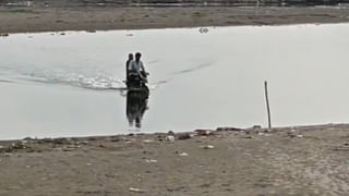 यमुना नदी के बीच में फंस गए बाइक सवार दंपत्ति; 5 साल का बच्चा भी साथ, ऐसे टला हादसा