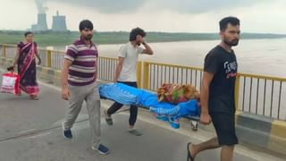 बंद पुल से निकली विधायक की कार, एंबुलेंस को नहीं मिला रास्ता; स्ट्रेचर पर मां का शव लेकर निकले बेटे
