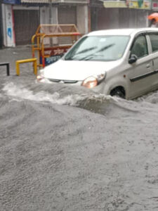 मुजफ्फरनगर: मानसून की पहली बारिश ने खोली नगर निगम की पोल, सड़कों पर घुटनों तक पानी