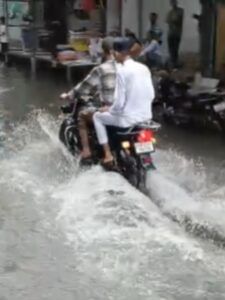 सड़कों पर घुटनों तक पानी, गलियां लबालब… मुरादाबाद में जलभराव से जनजीवन बेहाल