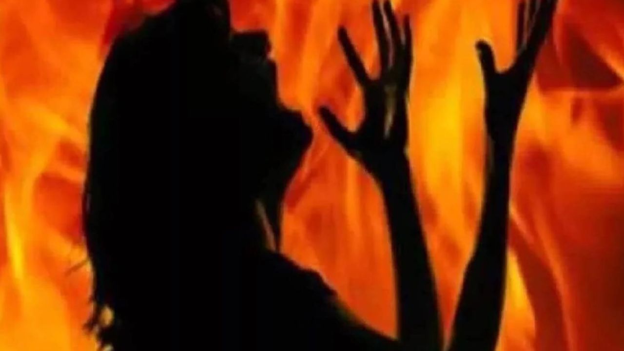 छात्रा के आत्मदाह से मचा हड़कंप, पड़ोसी मनचले से परेशान थी लड़की; एक्शन में पुलिस छात्रा के आत्मदाह से मचा हड़कंप, पड़ोसी मनचले से परेशान थी लड़की; एक्शन में पुलिस