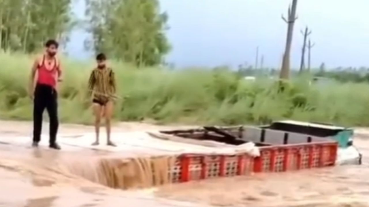 सहारनपुर में बारिश का कहर! अचानक आई बूढ़ी यमुना में बाढ़, नदी में समा गया पूरा ट्रक; बाल- बाल बचा ड्राइवर सहारनपुर में बारिश का कहर! अचानक आई बूढ़ी यमुना में बाढ़, नदी में समा गया पूरा ट्रक; बाल- बाल बचा ड्राइवर