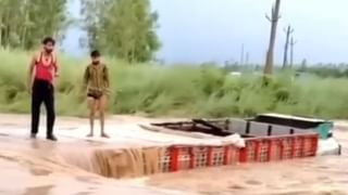 बारिश के बाद आफत बनी बूढ़ी यमुना, ट्रक नदी में फंसा, बाल- बाल बचा ड्राइवर