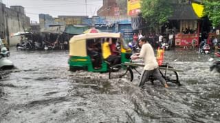आगरा में तेज़ बारिश ने खोली नगर निगम की पोल, सड़कें बनी दरिया!