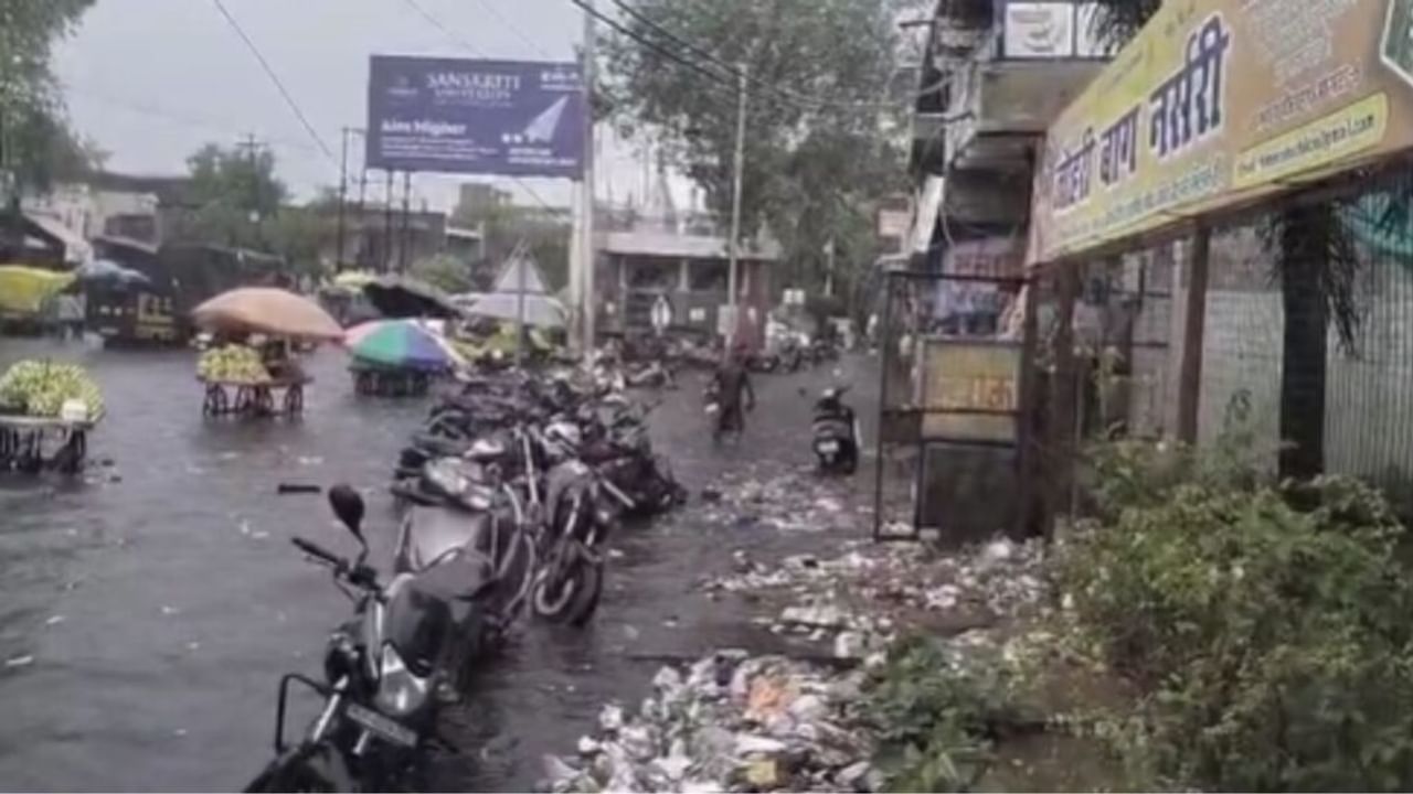आगरा में तेज़ बारिश ने खोली नगर निगम की पोल, सड़कें बनी दरिया!