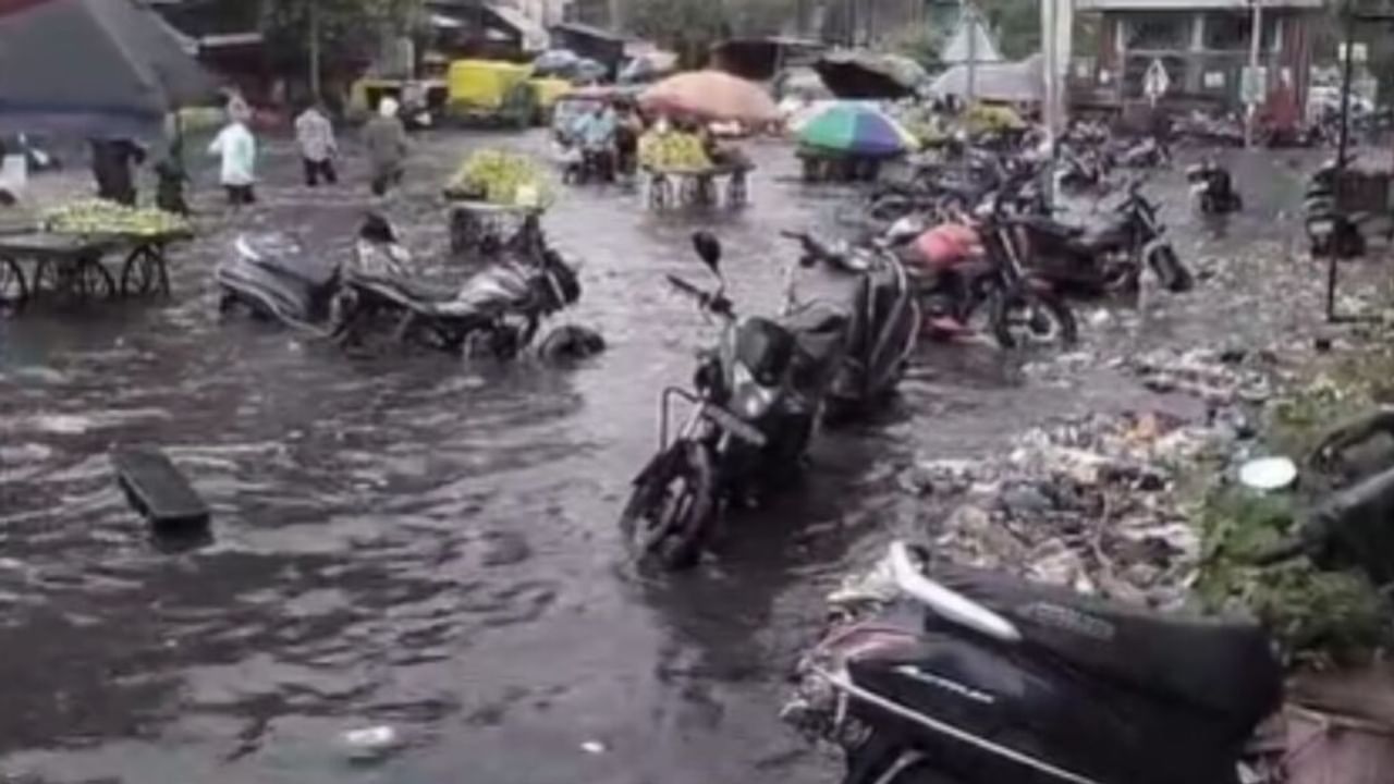 आगरा में तेज़ बारिश ने खोली नगर निगम की पोल, सड़कें बनी दरिया!