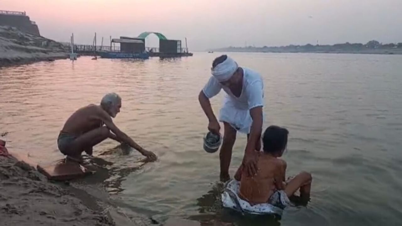पहले गंगा स्नान, फिर विश्वनाथ दर्शन; कंधे पर बूढ़ी मां को बिठाकर तीर्थ कराने चले कलियुग के श्रवण कुमार