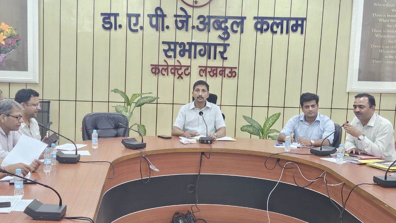 प्राइवेट स्कूलों पर DM के सख्त तेवर, RTE में एडमिशन नहीं देने पर होगी FIR; कहा- मनमानी बर्दाश्त नहीं प्राइवेट स्कूलों पर DM के सख्त तेवर, RTE में एडमिशन नहीं देने पर होगी FIR; कहा- मनमानी बर्दाश्त नहीं