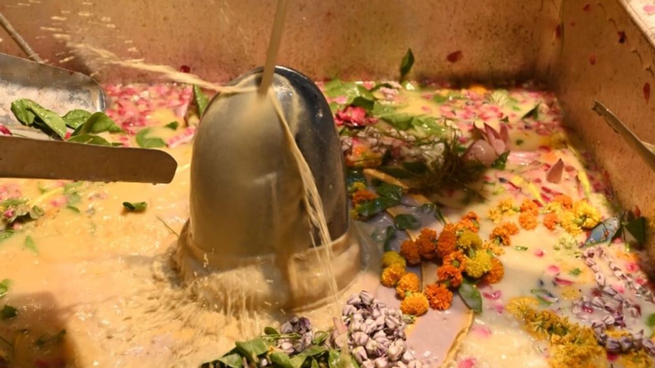 भीषण गर्मी में बाबा का गुलाबजल और ठंडई से अभिषेक, काशी-विश्वनाथ के दरबार में हुए ये अनुष्ठान; Photos