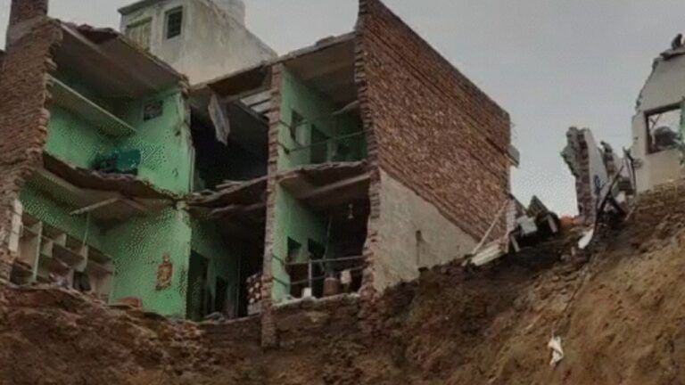 मथुरा में भरभराकर गिरे 6 मकान, तीन की मौत; रेस्क्यू ऑपरेशन जारी