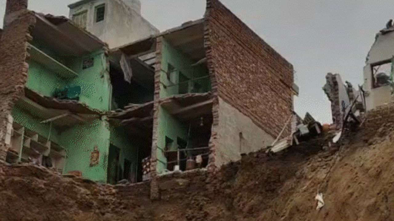 मथुरा में भरभराकर गिरे 6 मकान, तीन की मौत; रेस्क्यू ऑपरेशन जारी मथुरा में भरभराकर गिरे 6 मकान, तीन की मौत; रेस्क्यू ऑपरेशन जारी
