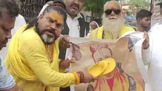 मथुरा में पंडित प्रदीप मिश्रा के खिलाफ साधु-संतों का प्रदर्शन, बताया- कलियुग का रावण