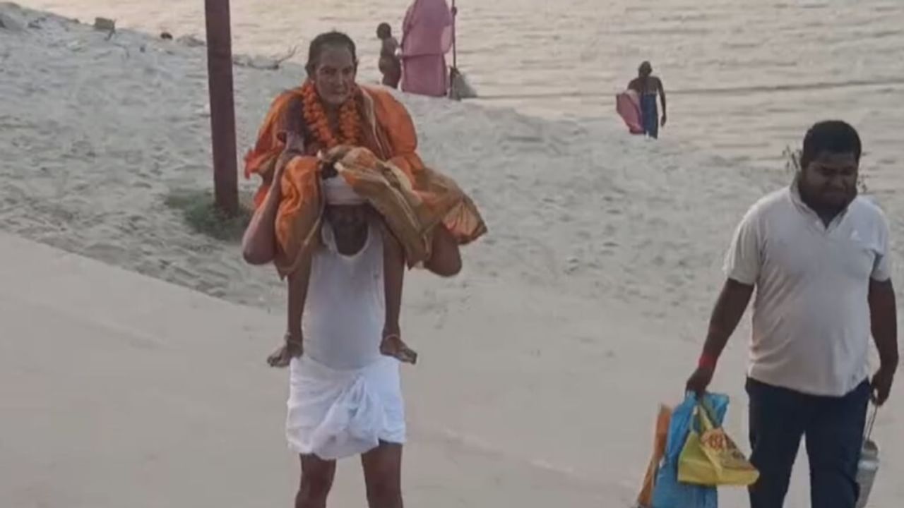पहले गंगा स्नान, फिर विश्वनाथ दर्शन; कंधे पर बूढ़ी मां को बिठाकर तीर्थ कराने चले कलियुग के श्रवण कुमार