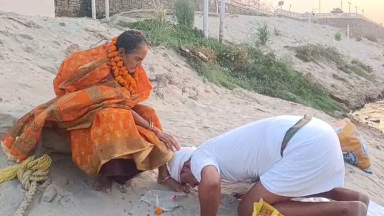 पहले गंगा स्नान, फिर विश्वनाथ दर्शन; कंधे पर बूढ़ी मां को बिठाकर तीर्थ कराने चले कलियुग के श्रवण कुमार