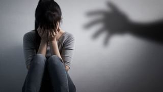पिस्टल है मेरे पास… सरेराह बुजुर्ग ने पकड़ा टीचर का हाथ, करने लगा गंदी हरकत