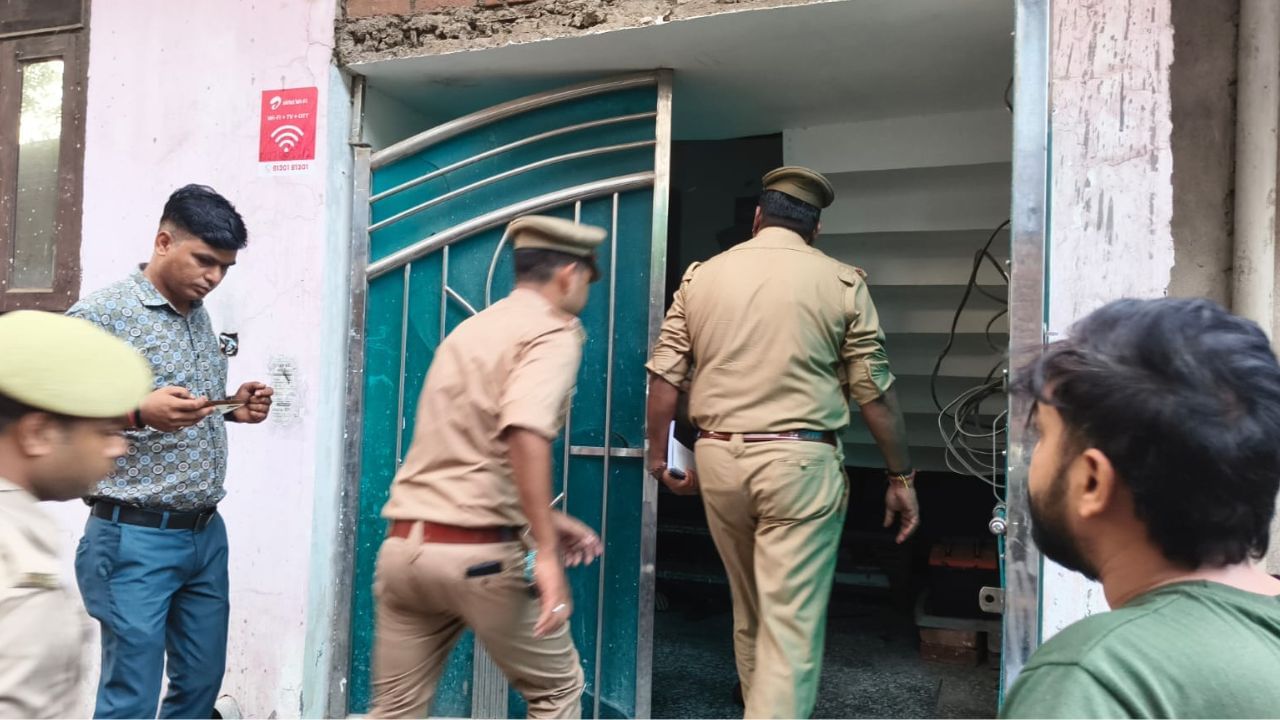 कमरे में फांसी लगा रही थी पत्नी, चाहकर भी नहीं बचा पाया पति; इतनी सी बात पर महिला ने उठाया खौफनाक कदम कमरे में फांसी लगा रही थी पत्नी, चाहकर भी नहीं बचा पाया पति; इतनी सी बात पर महिला ने उठाया खौफनाक कदम