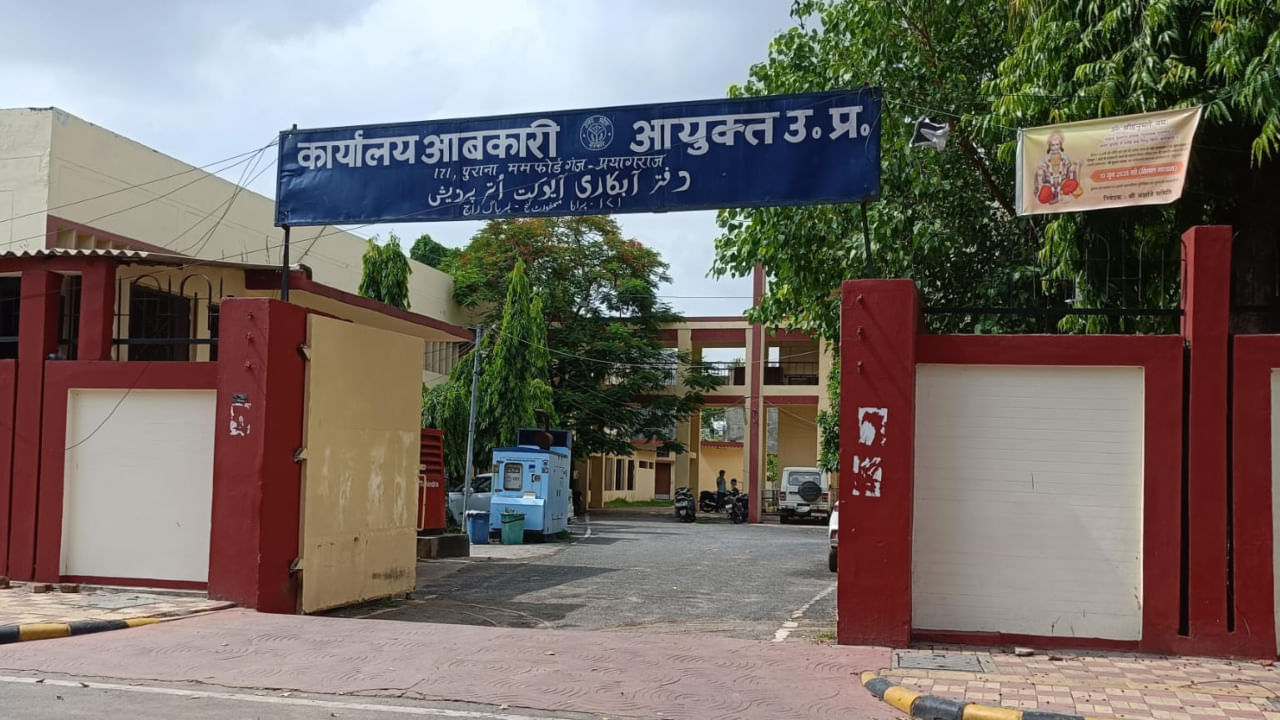 ‘अधिकारी से मेरी पत्नी को बचाओ…’, महिला सिपाही के पति ने CM योगी से लगाई गुहार ‘अधिकारी से मेरी पत्नी को बचाओ…’, महिला सिपाही के पति ने CM योगी से लगाई गुहार