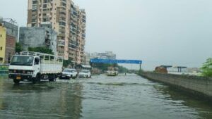 पहली बारिश में ही ‘स्विमिंग’ पूल बनी दिल्ली–गाजियाबाद बॉर्डर की सड़कें