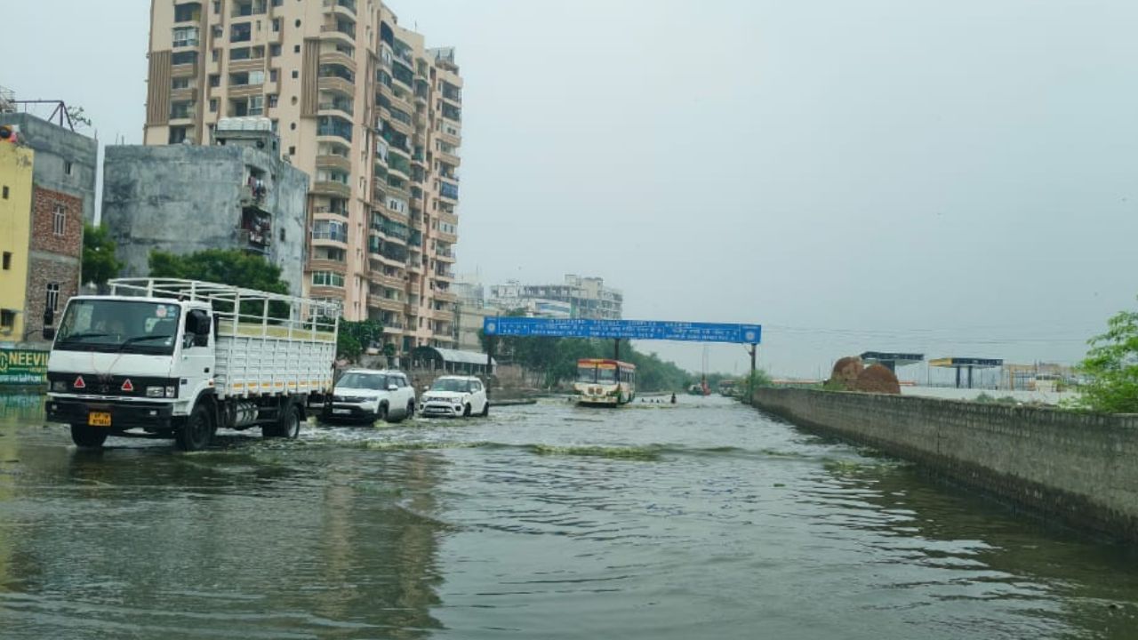 पहली बारिश में ही ‘स्विमिंग’ पूल बनी दिल्ली–गाजियाबाद बॉर्डर की सड़कें पहली बारिश में ही ‘स्विमिंग’ पूल बनी दिल्ली–गाजियाबाद बॉर्डर की सड़कें
