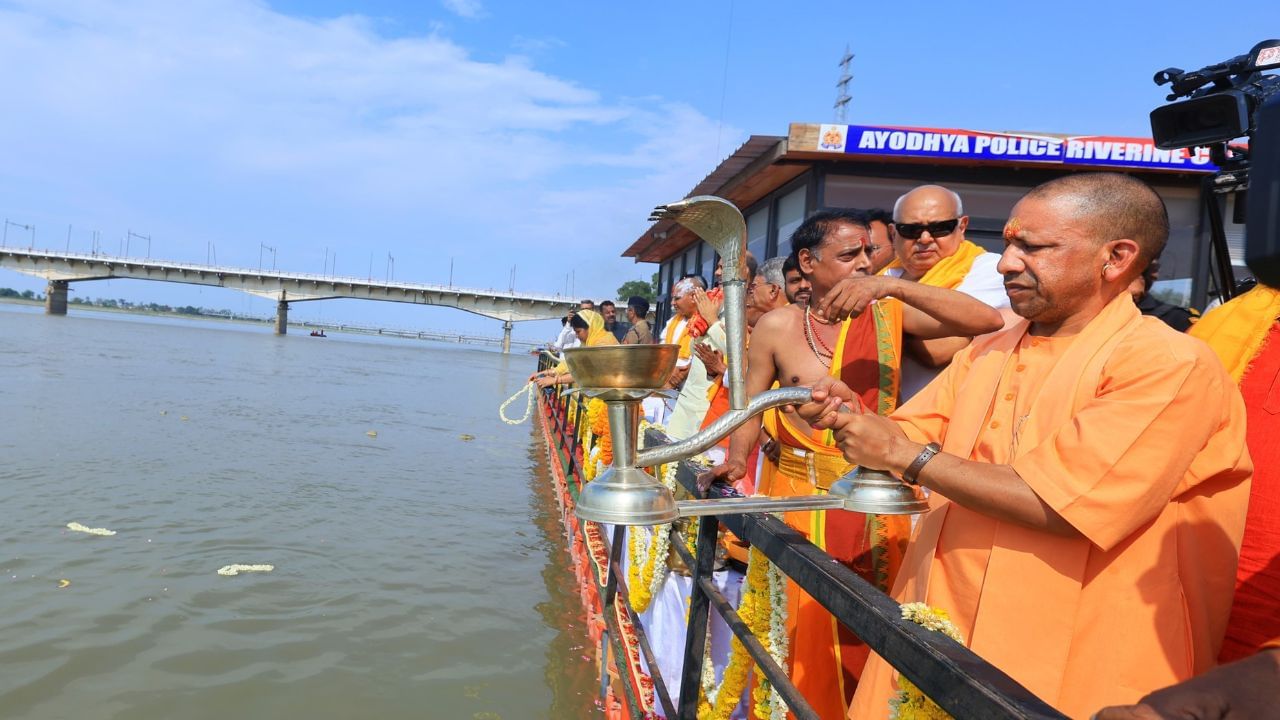 अयोध्या में बोले CM योगी- पहले चलती थीं गोलियां, अब भक्तों पर होती है पुष्पवर्षा अयोध्या में बोले CM योगी- पहले चलती थीं गोलियां, अब भक्तों पर होती है पुष्पवर्षा