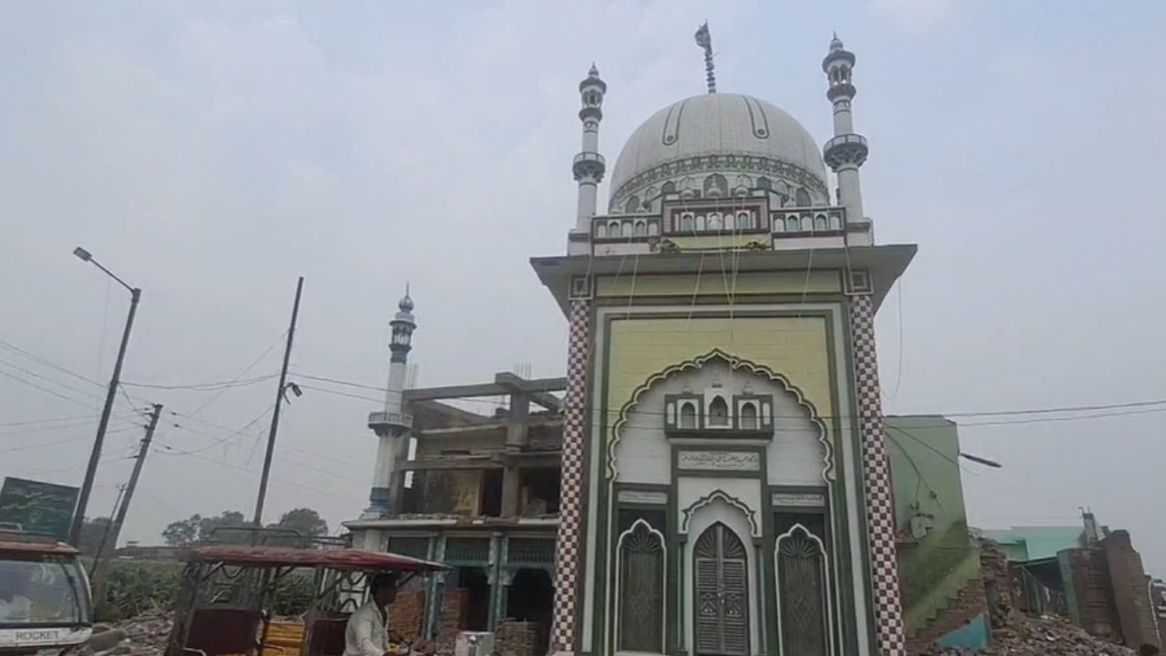 UP में बुलडोजर का खौफ, 18 लाख खर्च कर 30 फीट पीछे हटाई जा रही दरगाह; Photos