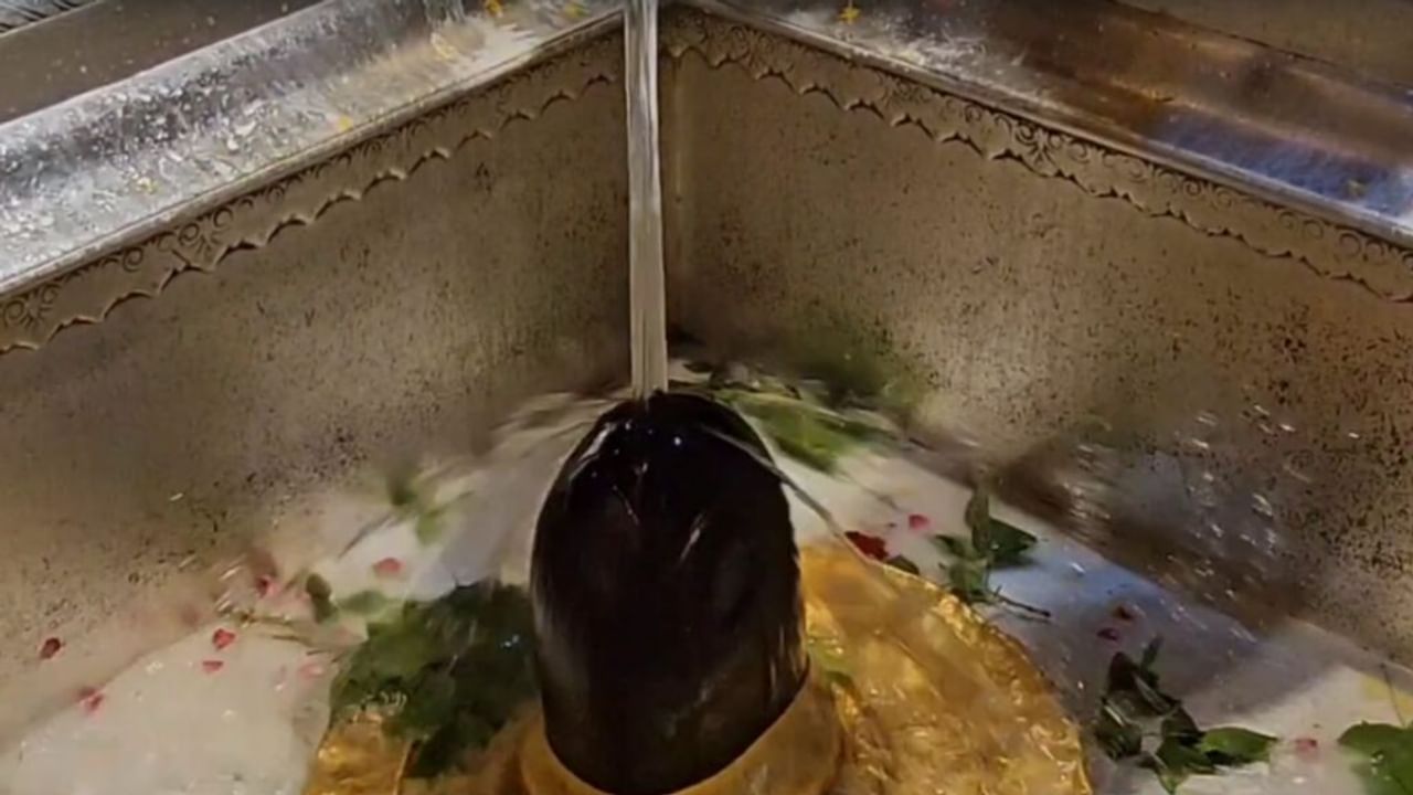 भीषण गर्मी में बाबा का गुलाबजल और ठंडई से अभिषेक, काशी-विश्वनाथ के दरबार में हुए ये अनुष्ठान; Photos