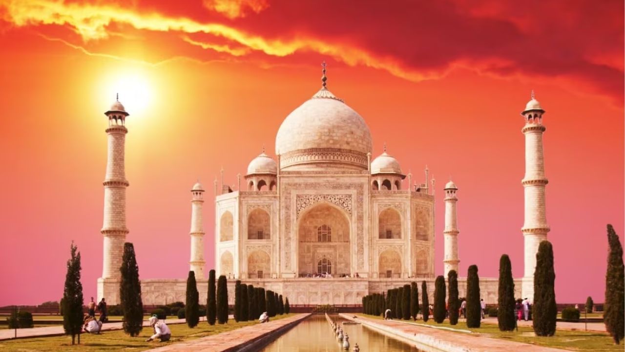 पहले एयरपोर्ट उड़ाने की धमकी, अब ताजमहल के पास हवाई फायरिंग; दहशत में गिरते-पड़ते भागे टूरिस्ट पहले एयरपोर्ट उड़ाने की धमकी, अब ताजमहल के पास हवाई फायरिंग; दहशत में गिरते-पड़ते भागे टूरिस्ट