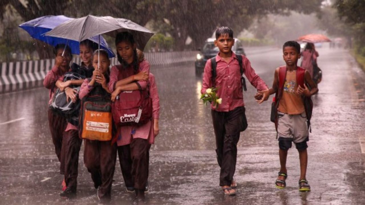 तेज हवाओं के साथ झमाझम बारिश… यूपी में आ गया मानसून, वाराणसी-लखनऊ समेत इन जिलों में बरसेंगे बदरा तेज हवाओं के साथ झमाझम बारिश… यूपी में आ गया मानसून, वाराणसी-लखनऊ समेत इन जिलों में बरसेंगे बदरा