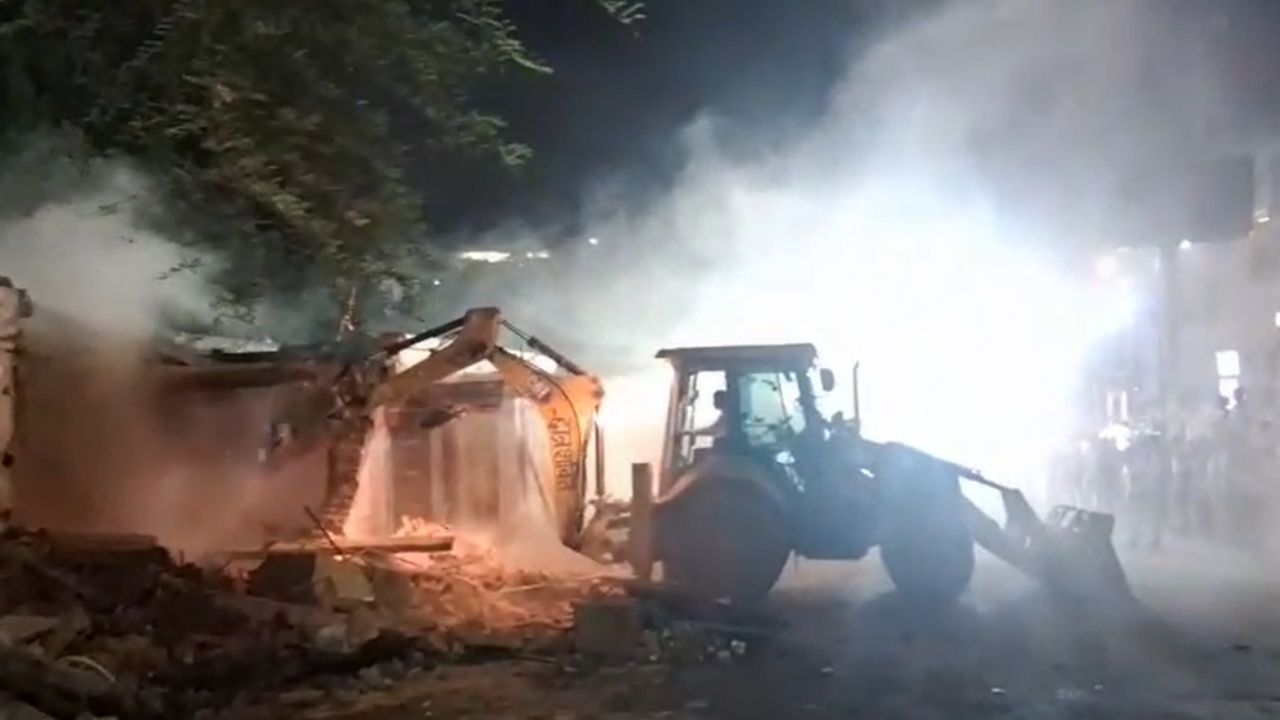काशी की ‘पहचान’ पर बुलडोजर! हटाई गई चाची की कचौड़ी और पहलवान की लस्सी की दुकानें काशी की ‘पहचान’ पर बुलडोजर! हटाई गई चाची की कचौड़ी और पहलवान की लस्सी की दुकानें