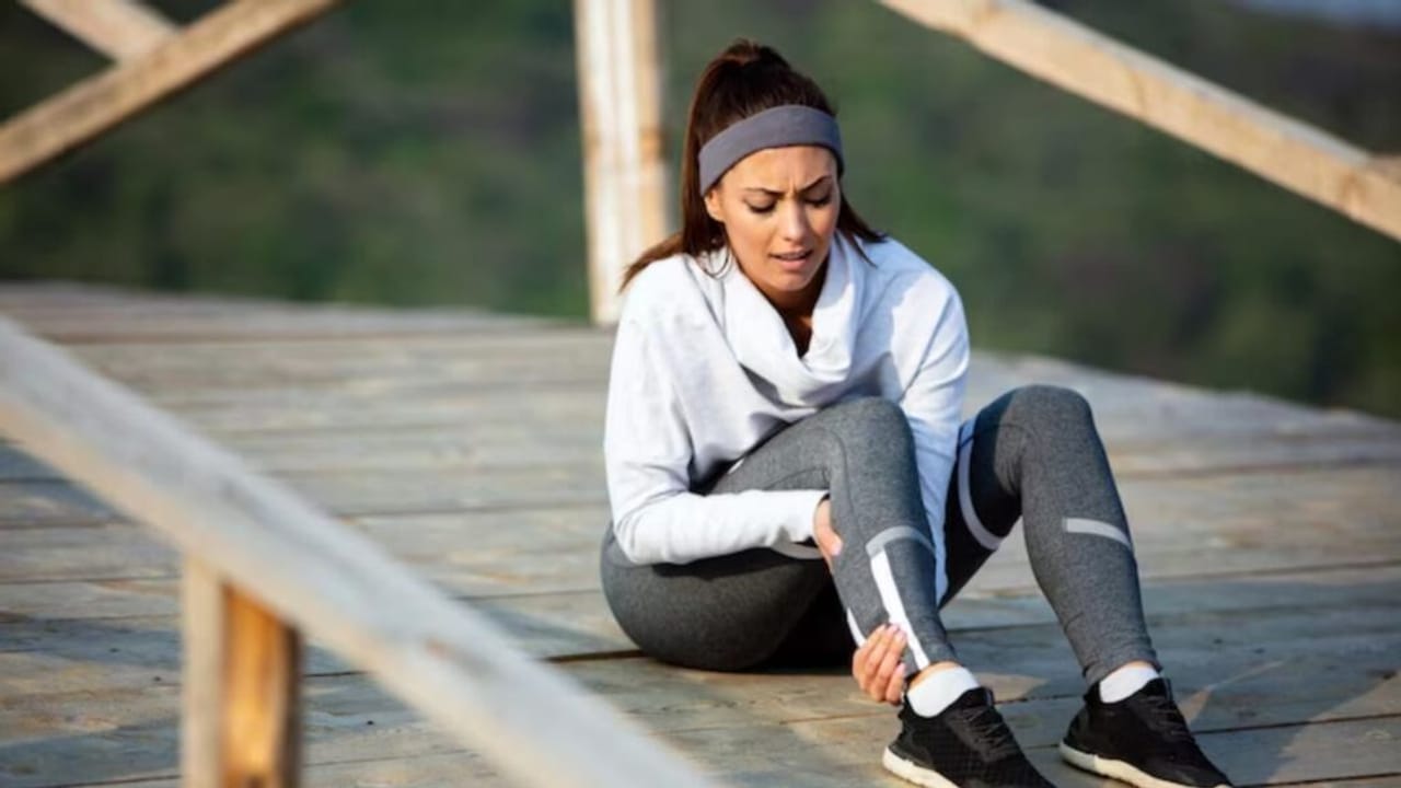 हाथ-पैरों में हो रहा दर्द? शरीर दे रहा है इन बीमारियों की चेतावनी!